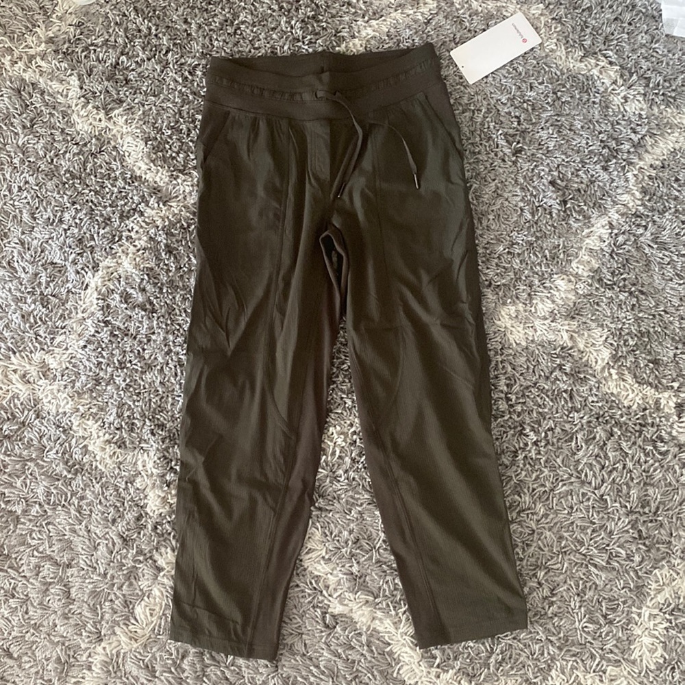 LuLu Lemon 25’ Dance Studio Crop size 6